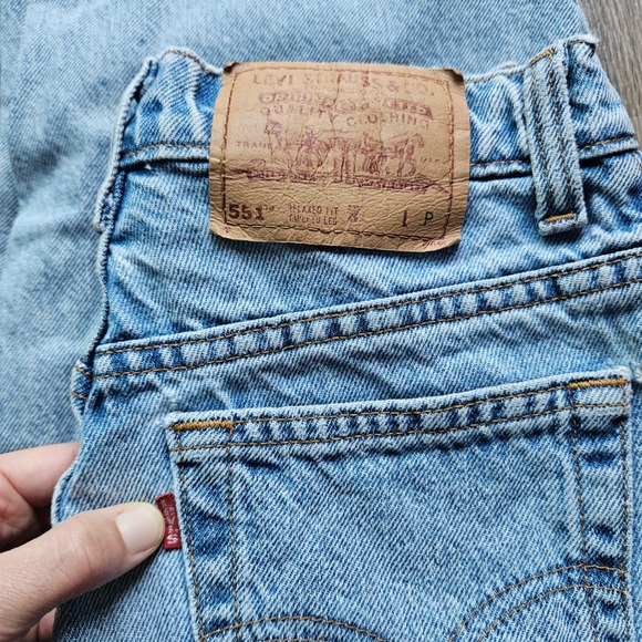 Levis 551 Relaxed Fit Cut Off Denim Jorts Light Wash Blue Made in USA 6P - Picture 4 of 7